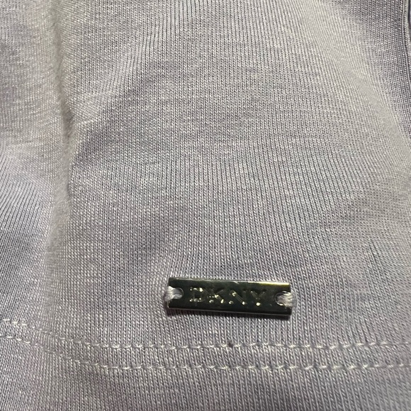 NWT DKNY Women's 100% Organic Cotton Short-Sleeve Crew Neck purple T-Shirt - Picture 3 of 6